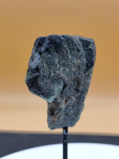 Smaragd auf Muttergestein – Carnaíba Brasilien auf Metallständer Unikat Rarität Edelstein Deko Kristall grün Heilstein Mineral Sammler - Art of Nature Berlin