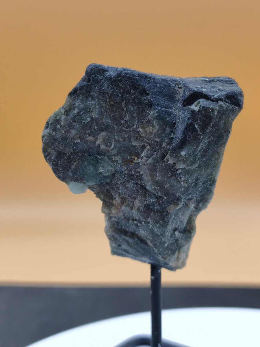 Smaragd auf Muttergestein – Carnaíba Brasilien auf Metallständer Unikat Rarität Edelstein Deko Kristall grün Heilstein Mineral Sammler - Art of Nature Berlin