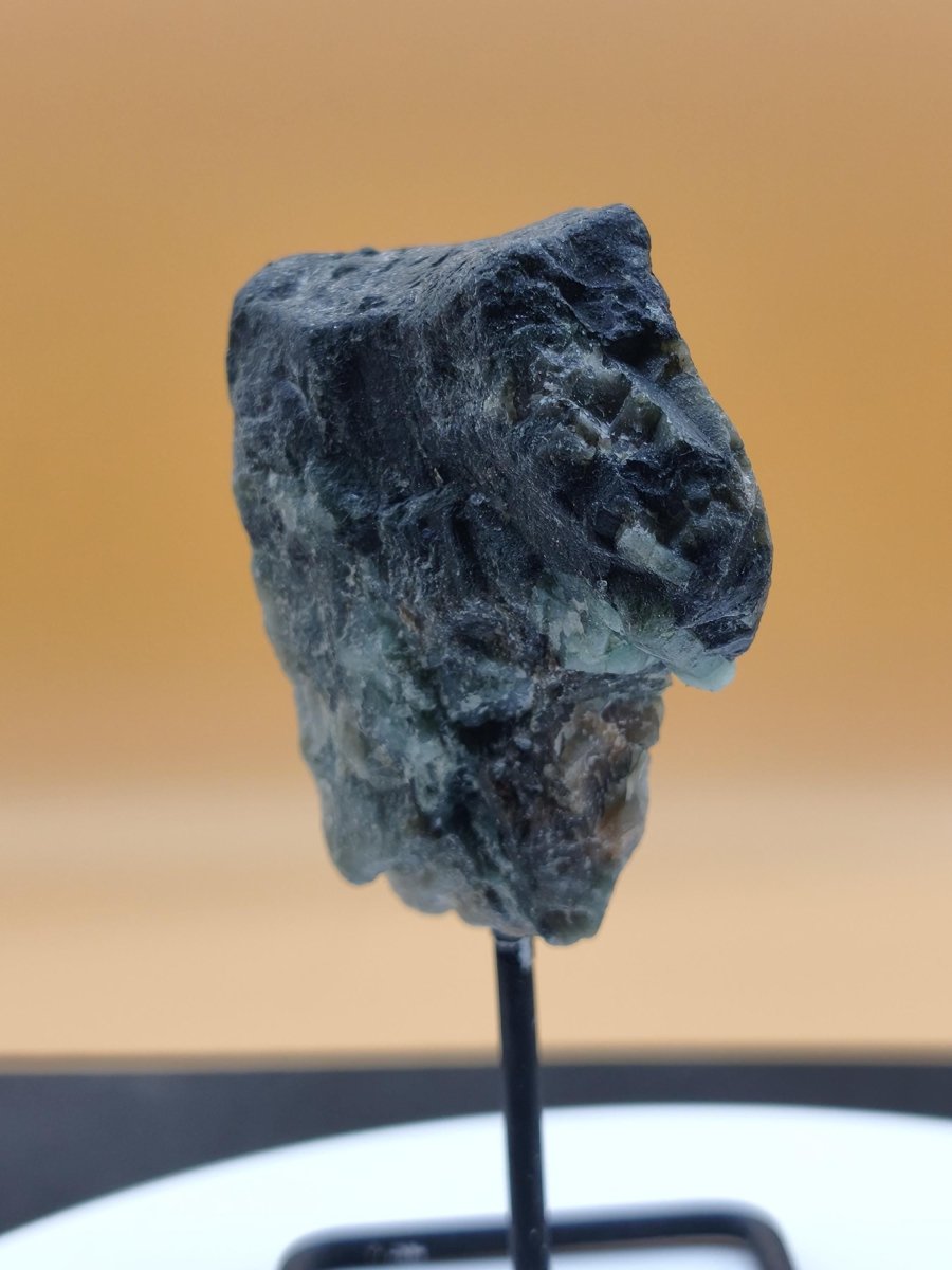Smaragd auf Muttergestein – Carnaíba Brasilien auf Metallständer Unikat Rarität Edelstein Deko Kristall grün Heilstein Mineral Sammler - Art of Nature Berlin