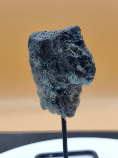 Smaragd auf Muttergestein – Carnaíba Brasilien auf Metallständer Unikat Rarität Edelstein Deko Kristall grün Heilstein Mineral Sammler - Art of Nature Berlin
