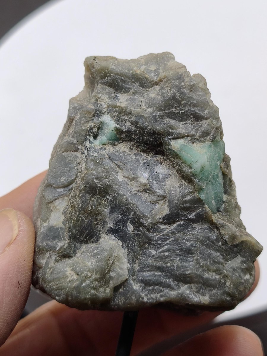 Smaragd auf Muttergestein – Carnaíba Brasilien auf Metallständer Unikat Rarität Edelstein Deko Kristall grün Heilstein Mineral Sammler - Art of Nature Berlin