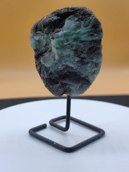 Smaragd auf Muttergestein – Carnaíba Brasilien auf Metallständer Unikat Rarität Edelstein Deko Kristall grün Heilstein Mineral Sammler - Art of Nature Berlin