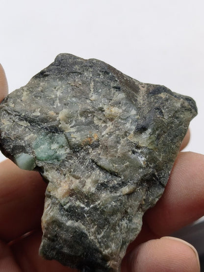 Smaragd auf Muttergestein – Carnaíba Brasilien auf Metallständer Unikat Rarität Edelstein Deko Kristall grün Heilstein Mineral Sammler - Art of Nature Berlin