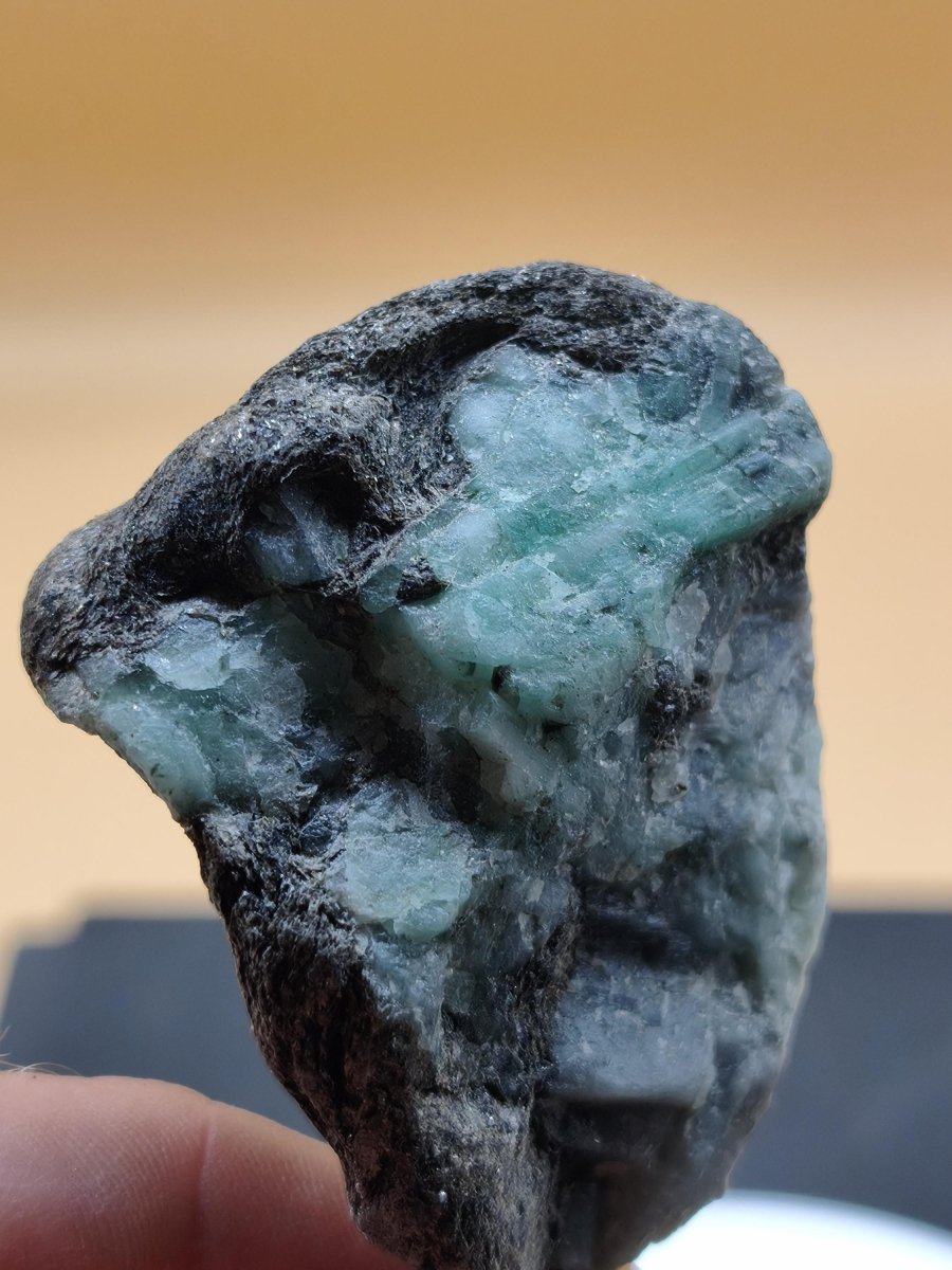 Smaragd auf Muttergestein – Carnaíba Brasilien auf Metallständer Unikat Rarität Edelstein Deko Kristall grün Heilstein Mineral Sammler - Art of Nature Berlin