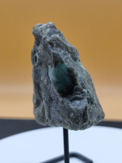 Smaragd auf Muttergestein – Carnaíba Brasilien auf Metallständer Unikat Rarität Edelstein Deko Kristall grün Heilstein Mineral Sammler - Art of Nature Berlin