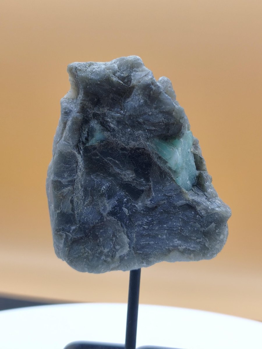 Smaragd auf Muttergestein – Carnaíba Brasilien auf Metallständer Unikat Rarität Edelstein Deko Kristall grün Heilstein Mineral Sammler - Art of Nature Berlin