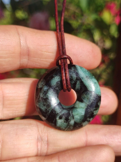 Smaragd / Emerald Edelstein Kette grün natürlich Rarität Heilstein Energie Kristall Anhänger Mann Frau Kind Geschenk Er Sie Valentinstag - Art of Nature Berlin