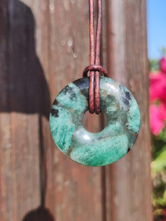 Smaragd / Emerald Edelstein Kette grün natürlich Rarität Heilstein Energie Kristall Anhänger Mann Frau Kind Geschenk Er Sie Valentinstag - Art of Nature Berlin