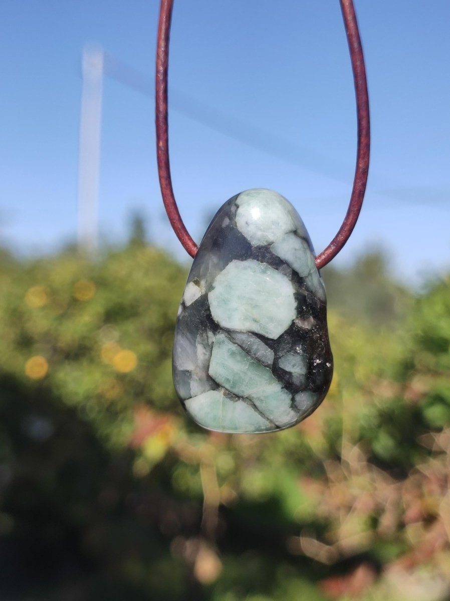 Smaragd / Emerald Edelstein Kette grün schwarz Natur HIPPIE GOA Boho Ethno Heilstein Kristalle Schmuck Anhänger Mann Frau Geschenk Er Sie - Art of Nature Berlin