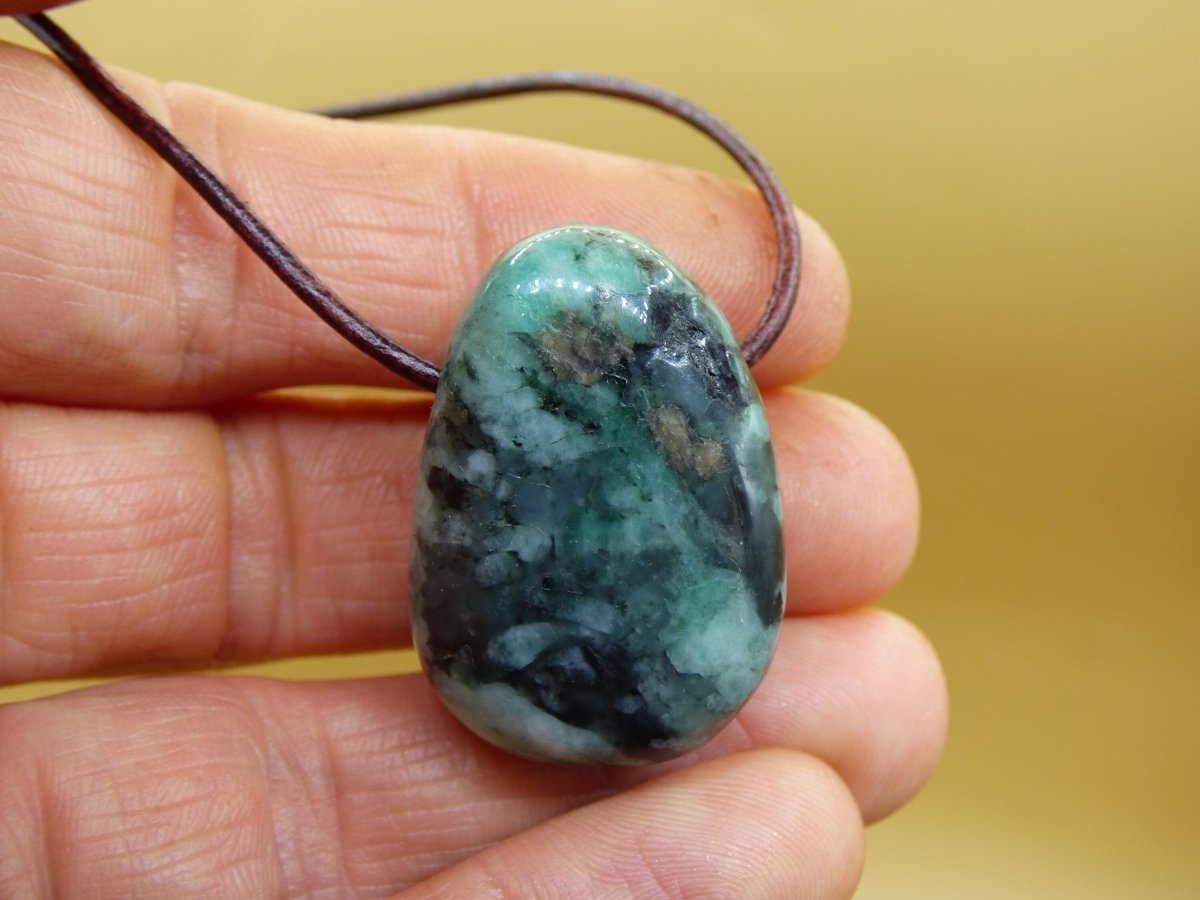 Smaragd / Emerald Edelstein Kette grün schwarz Natur HIPPIE GOA Boho Ethno Heilstein Kristalle Schmuck Anhänger Mann Frau Geschenk Er Sie - Art of Nature Berlin