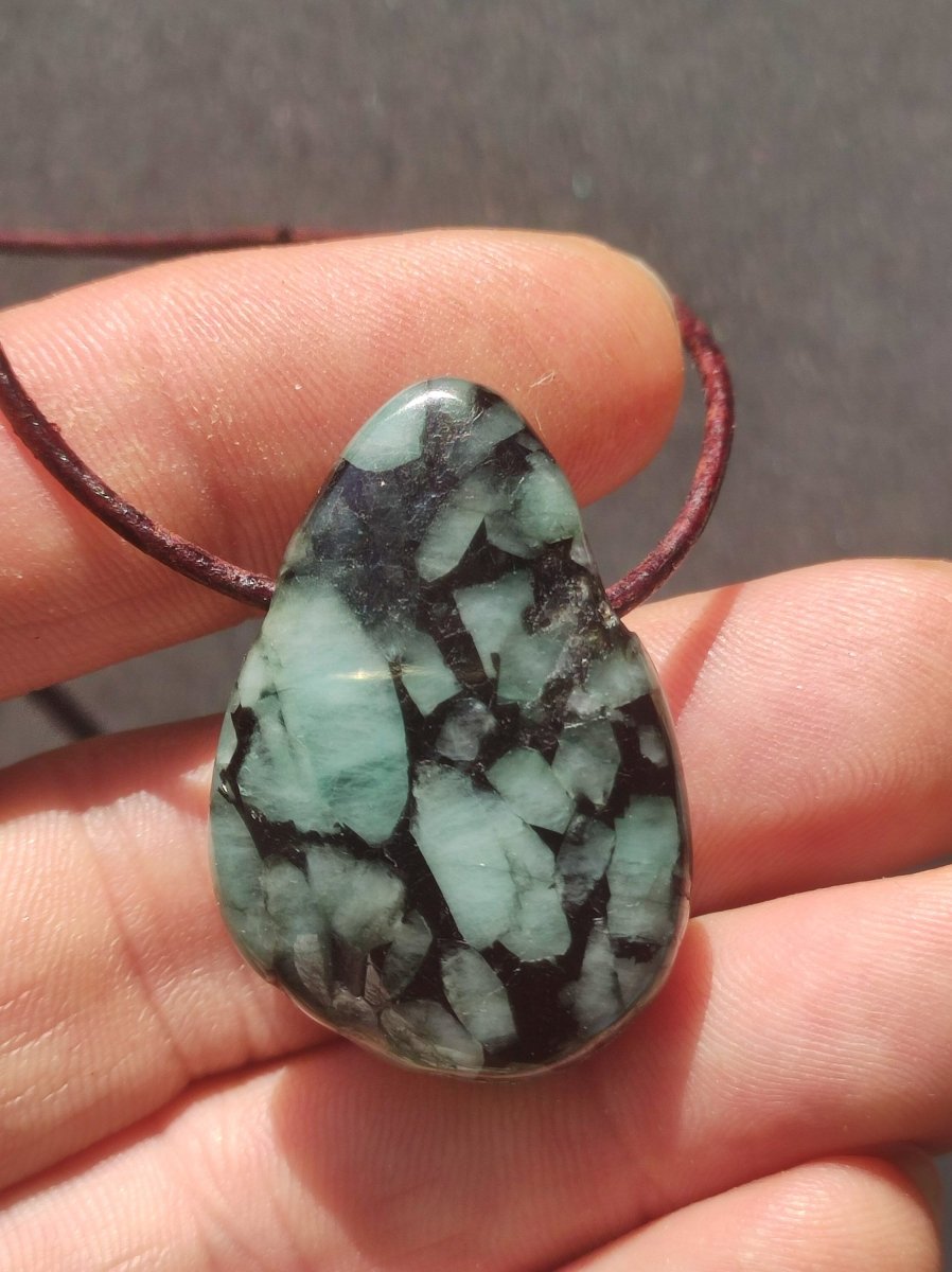 Smaragd / Emerald Edelstein Kette grün schwarz Natur HIPPIE GOA Boho Ethno Heilstein Kristalle Schmuck Anhänger Mann Frau Geschenk Er Sie - Art of Nature Berlin