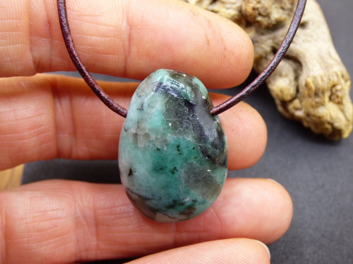 Smaragd / Emerald Edelstein Kette grün schwarz Natur HIPPIE GOA Boho Ethno Heilstein Kristalle Schmuck Anhänger Mann Frau Geschenk Er Sie - Art of Nature Berlin