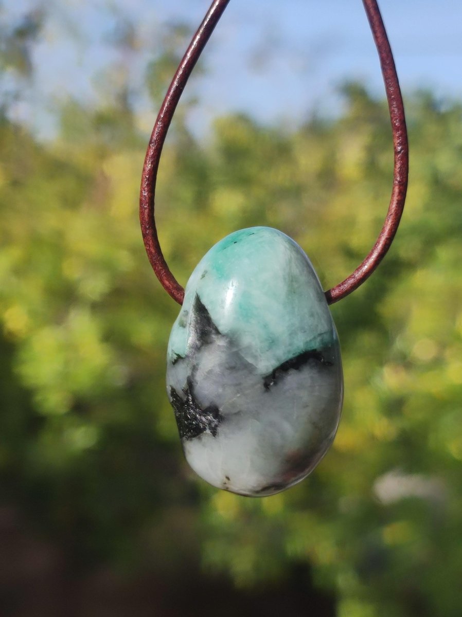 Smaragd / Emerald Edelstein Kette grün schwarz Natur HIPPIE GOA Boho Ethno Heilstein Kristalle Schmuck Anhänger Mann Frau Geschenk Er Sie - Art of Nature Berlin