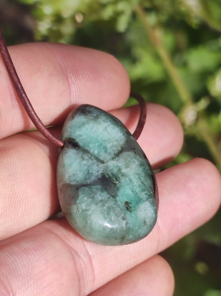 Smaragd / Emerald Edelstein Kette grün schwarz Natur HIPPIE GOA Boho Ethno Heilstein Kristalle Schmuck Anhänger Mann Frau Geschenk Er Sie - Art of Nature Berlin