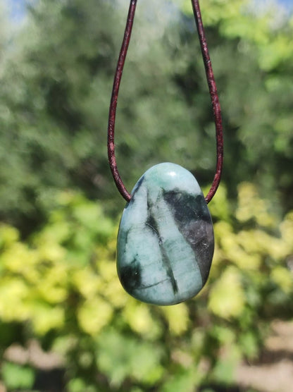 Smaragd / Emerald Edelstein Kette grün schwarz Natur HIPPIE GOA Boho Ethno Heilstein Kristalle Schmuck Anhänger Mann Frau Geschenk Er Sie - Art of Nature Berlin