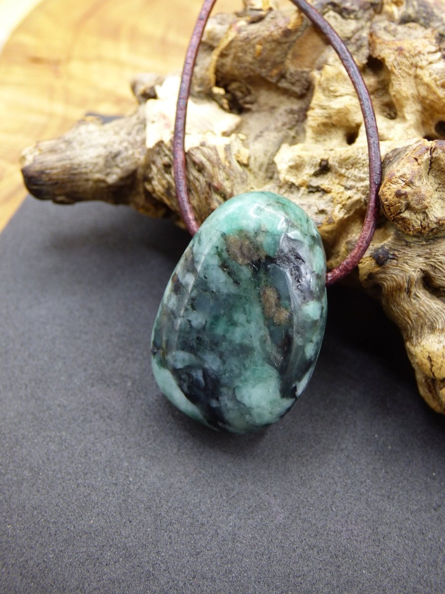 Smaragd / Emerald Edelstein Kette grün schwarz Natur HIPPIE GOA Boho Ethno Heilstein Kristalle Schmuck Anhänger Mann Frau Geschenk Er Sie - Art of Nature Berlin