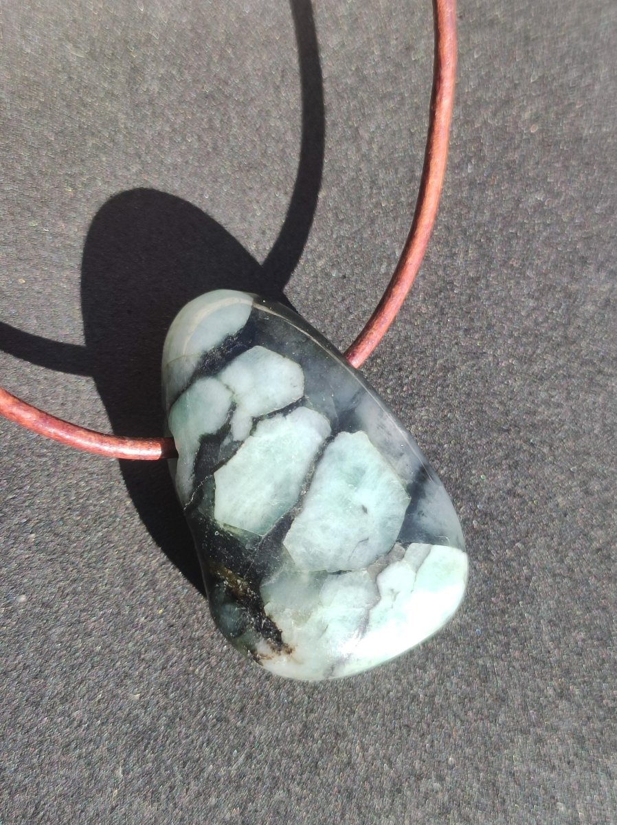 Smaragd / Emerald Edelstein Kette grün schwarz Natur HIPPIE GOA Boho Ethno Heilstein Kristalle Schmuck Anhänger Mann Frau Geschenk Er Sie - Art of Nature Berlin