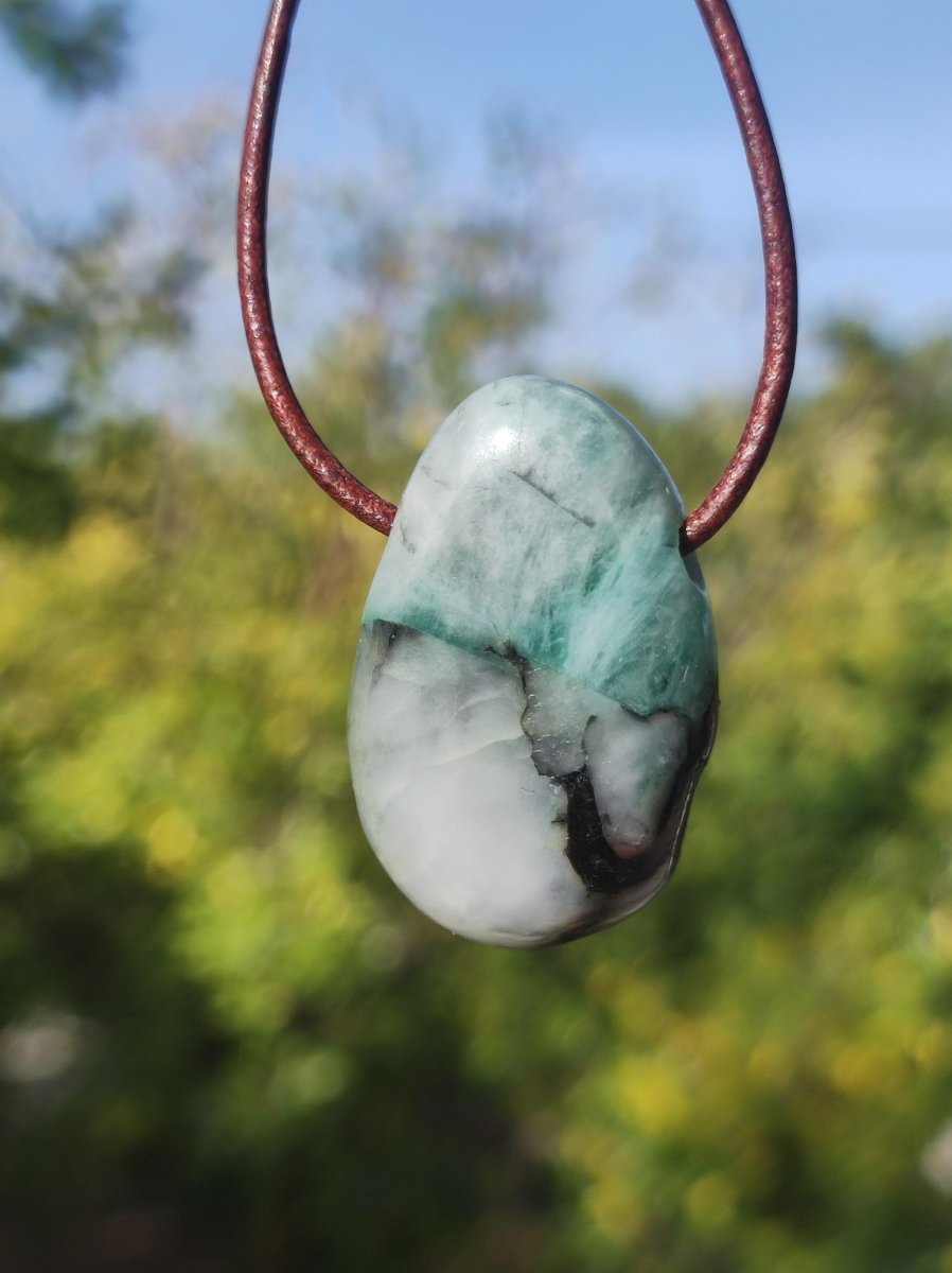 Smaragd / Emerald Edelstein Kette grün schwarz Natur HIPPIE GOA Boho Ethno Heilstein Kristalle Schmuck Anhänger Mann Frau Geschenk Er Sie - Art of Nature Berlin