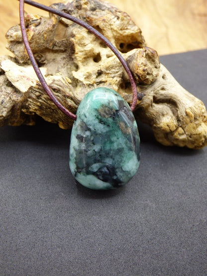 Smaragd / Emerald Edelstein Kette grün schwarz Natur HIPPIE GOA Boho Ethno Heilstein Kristalle Schmuck Anhänger Mann Frau Geschenk Er Sie - Art of Nature Berlin