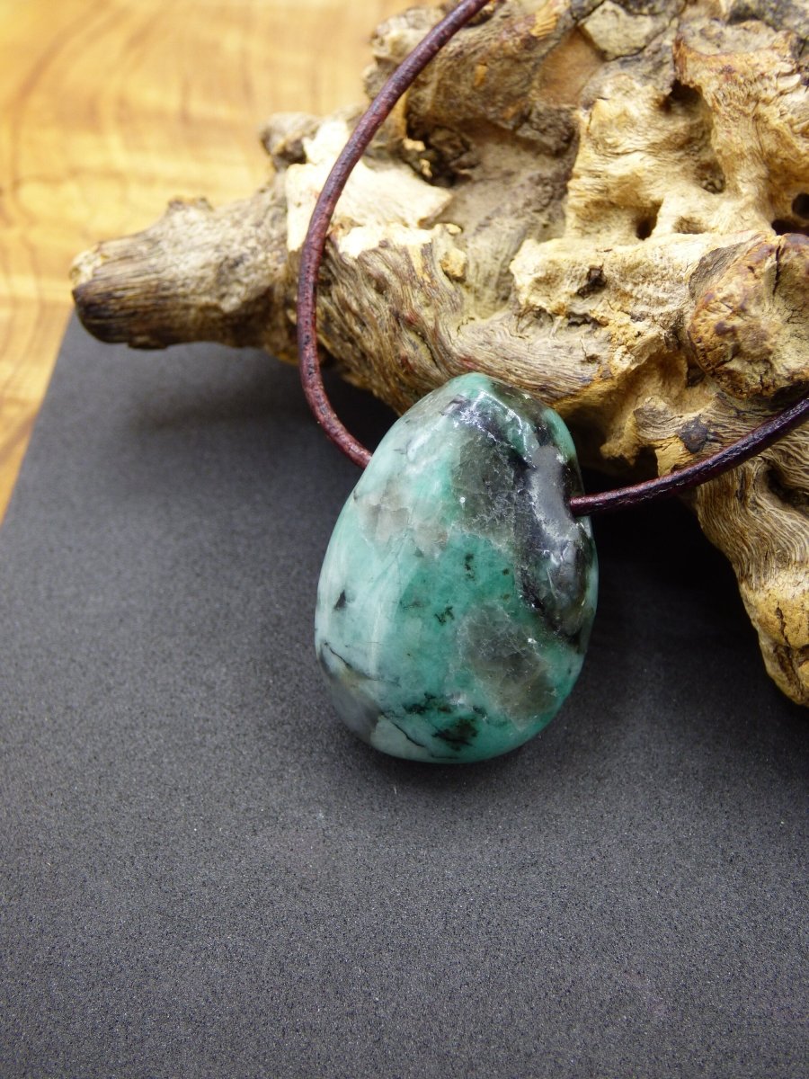 Smaragd / Emerald Edelstein Kette grün schwarz Natur HIPPIE GOA Boho Ethno Heilstein Kristalle Schmuck Anhänger Mann Frau Geschenk Er Sie - Art of Nature Berlin