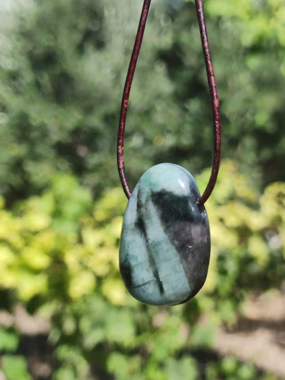 Smaragd / Emerald Edelstein Kette grün schwarz Natur HIPPIE GOA Boho Ethno Heilstein Kristalle Schmuck Anhänger Mann Frau Geschenk Er Sie - Art of Nature Berlin