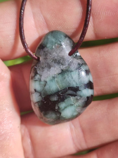 Smaragd / Emerald Edelstein Kette grün schwarz Natur HIPPIE GOA Boho Ethno Heilstein Kristalle Schmuck Anhänger Mann Frau Geschenk Er Sie - Art of Nature Berlin