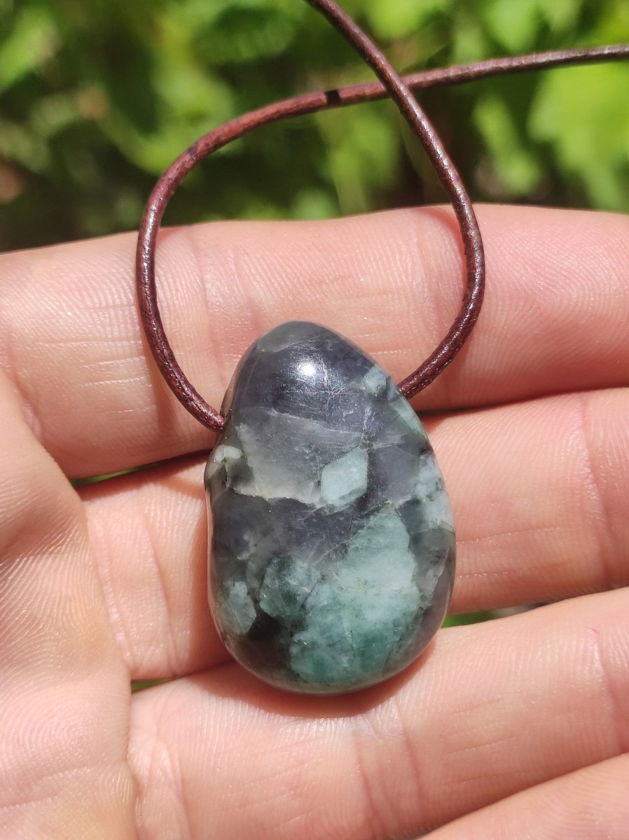 Smaragd / Emerald Edelstein Kette grün schwarz Natur HIPPIE GOA Boho Ethno Heilstein Kristalle Schmuck Anhänger Mann Frau Geschenk Er Sie - Art of Nature Berlin