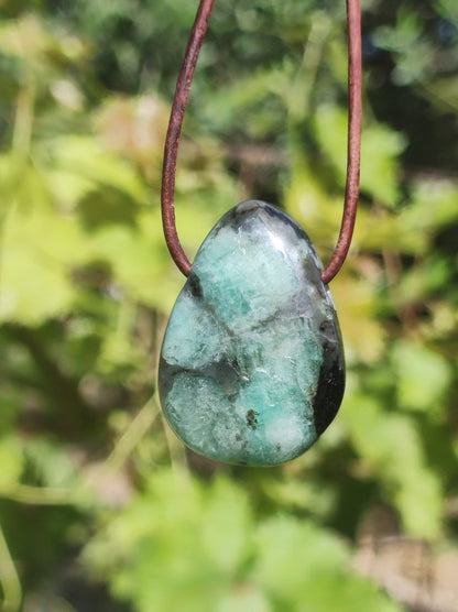 Smaragd / Emerald Edelstein Kette grün schwarz Natur HIPPIE GOA Boho Ethno Heilstein Kristalle Schmuck Anhänger Mann Frau Geschenk Er Sie - Art of Nature Berlin