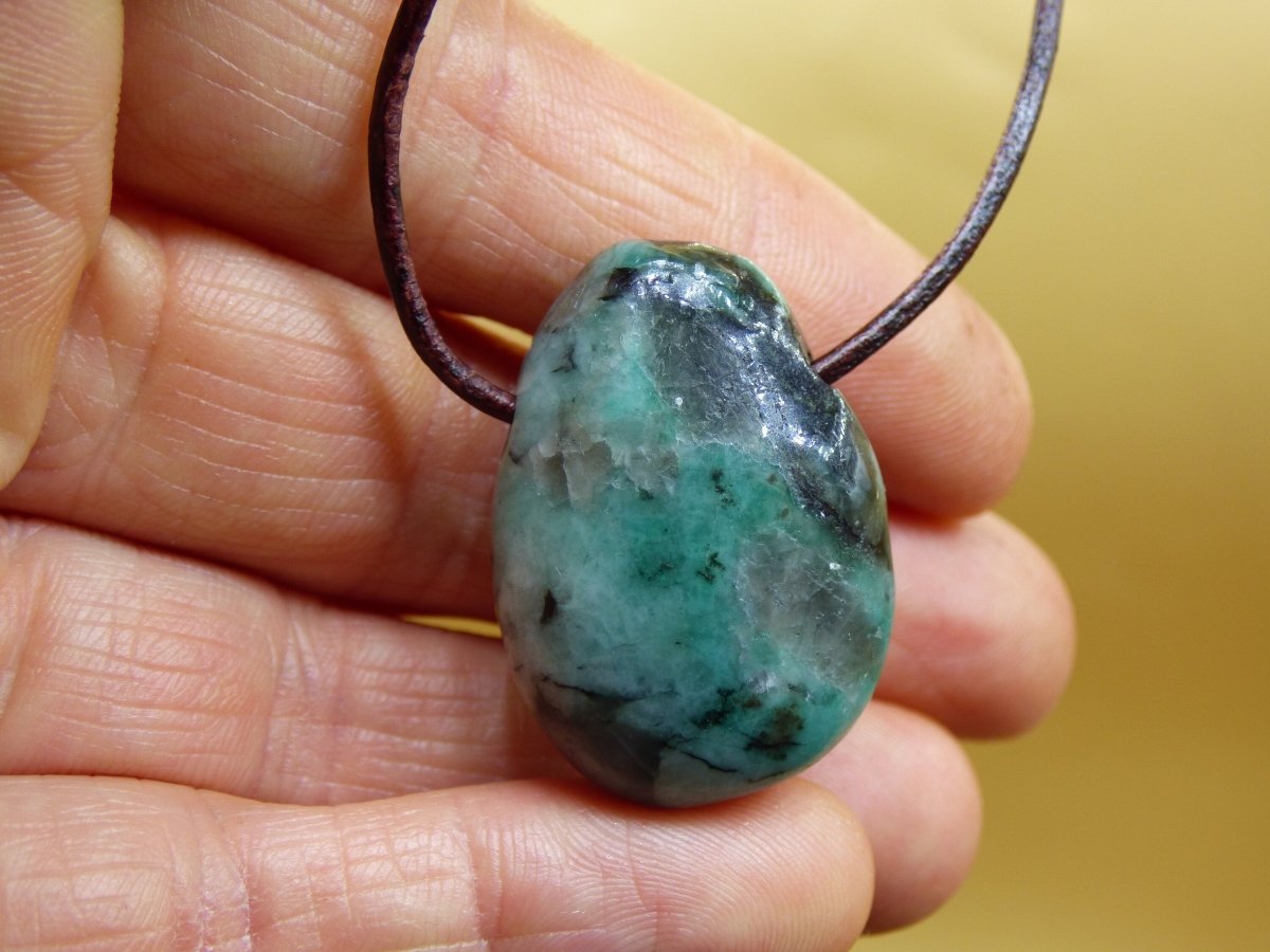 Smaragd / Emerald Edelstein Kette grün schwarz Natur HIPPIE GOA Boho Ethno Heilstein Kristalle Schmuck Anhänger Mann Frau Geschenk Er Sie - Art of Nature Berlin