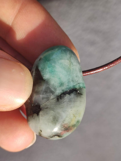 Smaragd / Emerald Edelstein Kette grün schwarz Natur HIPPIE GOA Boho Ethno Heilstein Kristalle Schmuck Anhänger Mann Frau Geschenk Er Sie - Art of Nature Berlin