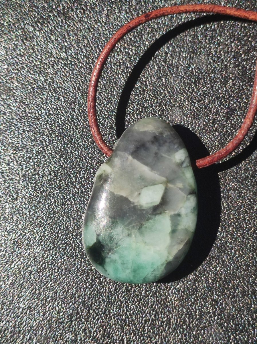 Smaragd / Emerald Edelstein Kette grün schwarz Natur HIPPIE GOA Boho Ethno Heilstein Kristalle Schmuck Anhänger Mann Frau Geschenk Er Sie - Art of Nature Berlin