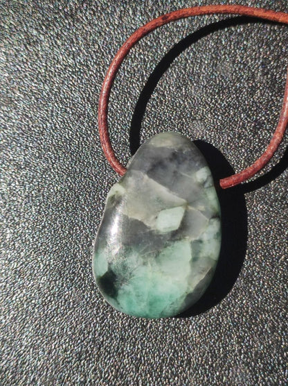 Smaragd / Emerald Edelstein Kette grün schwarz Natur HIPPIE GOA Boho Ethno Heilstein Kristalle Schmuck Anhänger Mann Frau Geschenk Er Sie - Art of Nature Berlin