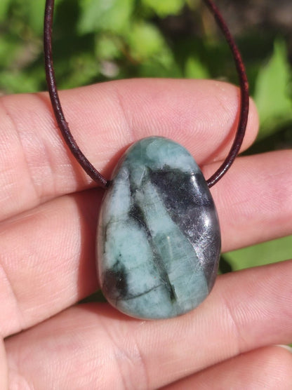 Smaragd / Emerald Edelstein Kette grün schwarz Natur HIPPIE GOA Boho Ethno Heilstein Kristalle Schmuck Anhänger Mann Frau Geschenk Er Sie - Art of Nature Berlin