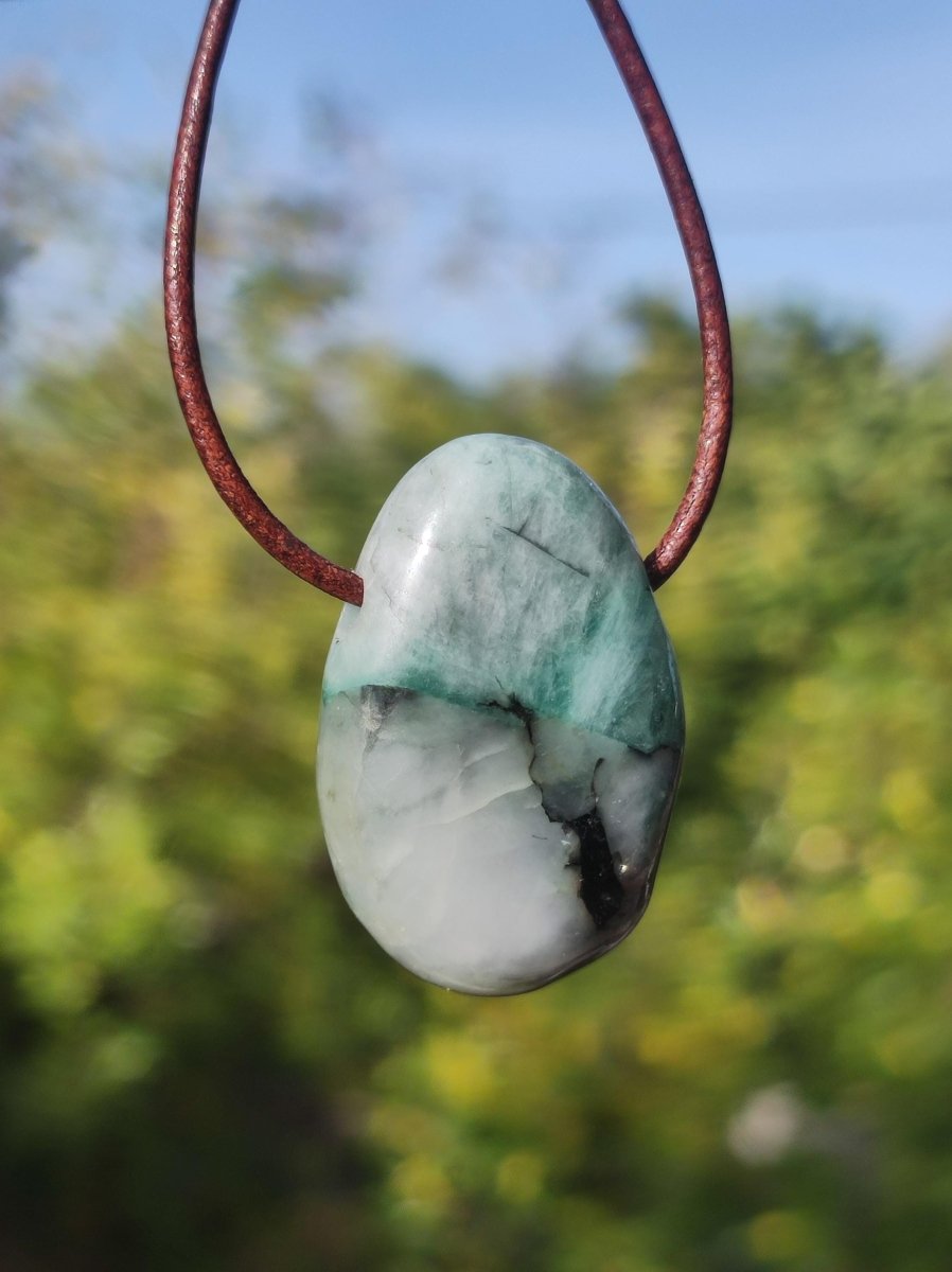 Smaragd / Emerald Edelstein Kette grün schwarz Natur HIPPIE GOA Boho Ethno Heilstein Kristalle Schmuck Anhänger Mann Frau Geschenk Er Sie - Art of Nature Berlin