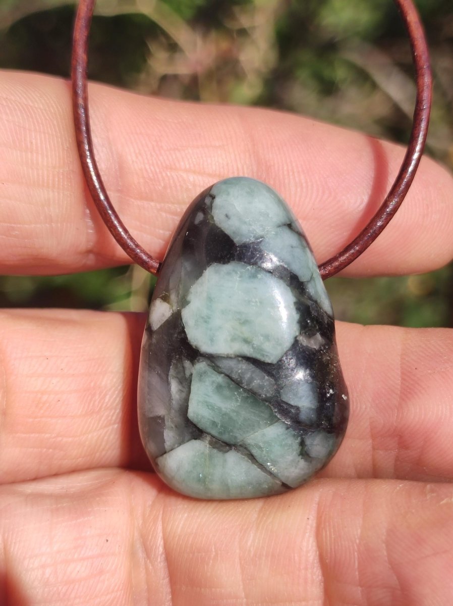 Smaragd / Emerald Edelstein Kette grün schwarz Natur HIPPIE GOA Boho Ethno Heilstein Kristalle Schmuck Anhänger Mann Frau Geschenk Er Sie - Art of Nature Berlin