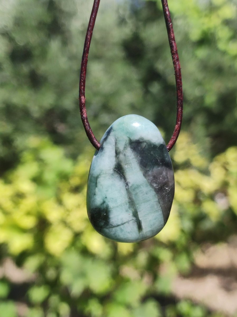 Smaragd / Emerald Edelstein Kette grün schwarz Natur HIPPIE GOA Boho Ethno Heilstein Kristalle Schmuck Anhänger Mann Frau Geschenk Er Sie - Art of Nature Berlin