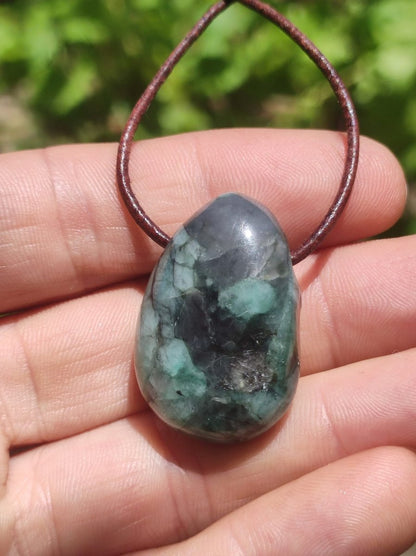 Smaragd / Emerald Edelstein Kette grün schwarz Natur HIPPIE GOA Boho Ethno Heilstein Kristalle Schmuck Anhänger Mann Frau Geschenk Er Sie - Art of Nature Berlin