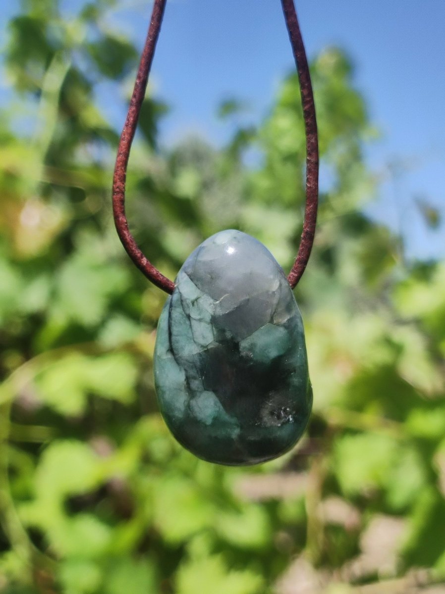 Smaragd / Emerald Edelstein Kette grün schwarz Natur HIPPIE GOA Boho Ethno Heilstein Kristalle Schmuck Anhänger Mann Frau Geschenk Er Sie - Art of Nature Berlin