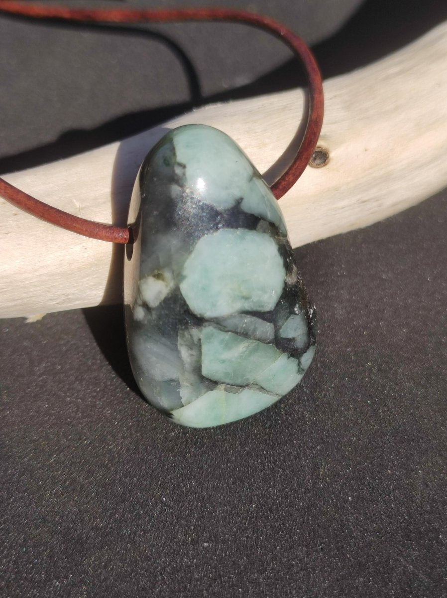 Smaragd / Emerald Edelstein Kette grün schwarz Natur HIPPIE GOA Boho Ethno Heilstein Kristalle Schmuck Anhänger Mann Frau Geschenk Er Sie - Art of Nature Berlin