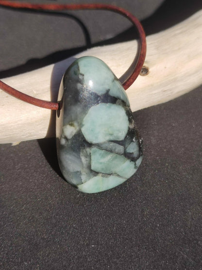 Smaragd / Emerald Edelstein Kette grün schwarz Natur HIPPIE GOA Boho Ethno Heilstein Kristalle Schmuck Anhänger Mann Frau Geschenk Er Sie - Art of Nature Berlin