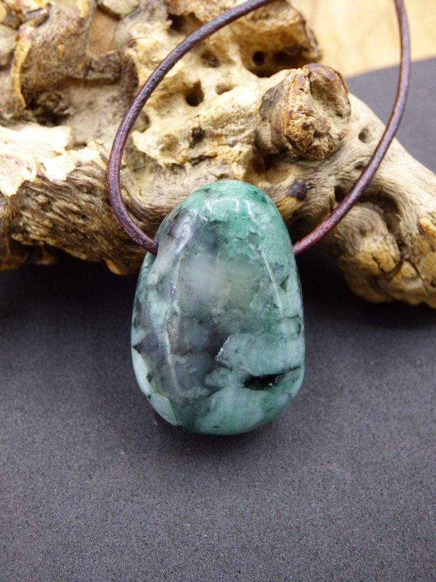 Smaragd / Emerald Edelstein Kette grün schwarz Natur HIPPIE GOA Boho Ethno Heilstein Kristalle Schmuck Anhänger Mann Frau Geschenk Er Sie - Art of Nature Berlin