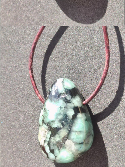 Smaragd / Emerald Edelstein Kette grün schwarz Natur HIPPIE GOA Boho Ethno Heilstein Kristalle Schmuck Anhänger Mann Frau Geschenk Er Sie - Art of Nature Berlin