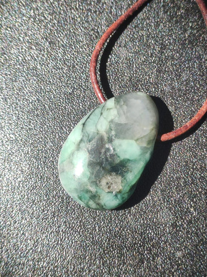 Smaragd / Emerald Edelstein Kette grün schwarz Natur HIPPIE GOA Boho Ethno Heilstein Kristalle Schmuck Anhänger Mann Frau Geschenk Er Sie - Art of Nature Berlin