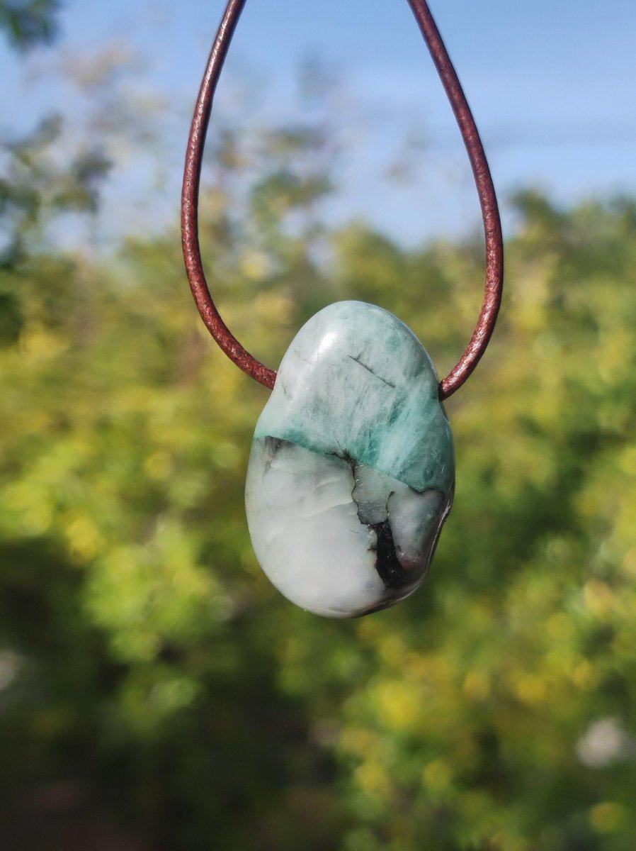 Smaragd / Emerald Edelstein Kette grün schwarz Natur HIPPIE GOA Boho Ethno Heilstein Kristalle Schmuck Anhänger Mann Frau Geschenk Er Sie - Art of Nature Berlin