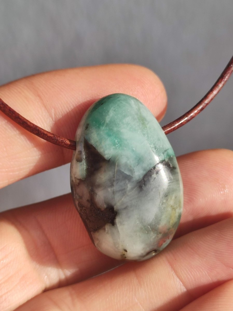 Smaragd / Emerald Edelstein Kette grün schwarz Natur HIPPIE GOA Boho Ethno Heilstein Kristalle Schmuck Anhänger Mann Frau Geschenk Er Sie - Art of Nature Berlin