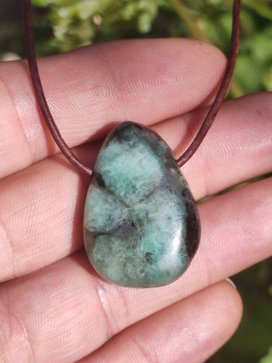 Smaragd / Emerald Edelstein Kette grün schwarz Natur HIPPIE GOA Boho Ethno Heilstein Kristalle Schmuck Anhänger Mann Frau Geschenk Er Sie - Art of Nature Berlin