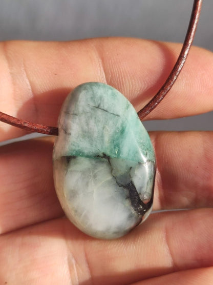 Smaragd / Emerald Edelstein Kette grün schwarz Natur HIPPIE GOA Boho Ethno Heilstein Kristalle Schmuck Anhänger Mann Frau Geschenk Er Sie - Art of Nature Berlin