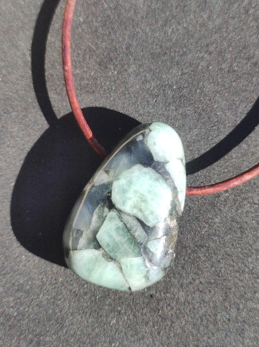 Smaragd / Emerald Edelstein Kette grün schwarz Natur HIPPIE GOA Boho Ethno Heilstein Kristalle Schmuck Anhänger Mann Frau Geschenk Er Sie - Art of Nature Berlin