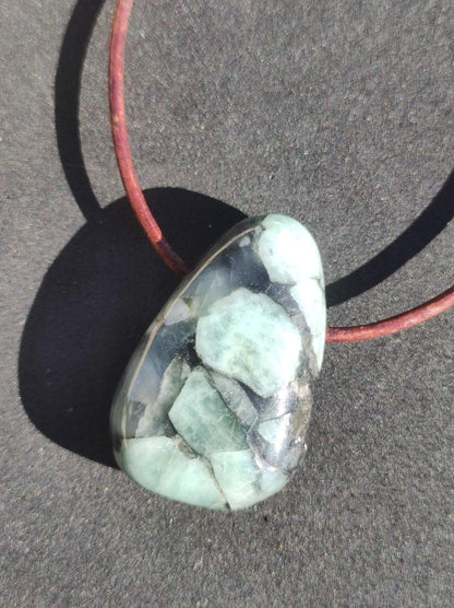 Smaragd / Emerald Edelstein Kette grün schwarz Natur HIPPIE GOA Boho Ethno Heilstein Kristalle Schmuck Anhänger Mann Frau Geschenk Er Sie - Art of Nature Berlin