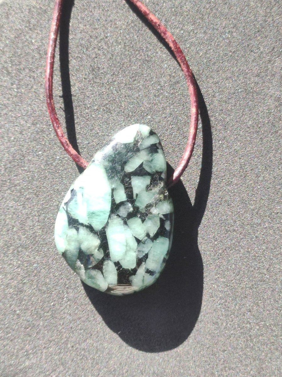 Smaragd / Emerald Edelstein Kette grün schwarz Natur HIPPIE GOA Boho Ethno Heilstein Kristalle Schmuck Anhänger Mann Frau Geschenk Er Sie - Art of Nature Berlin